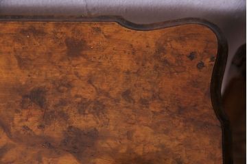 アンティーク家具　イギリスアンティーク　杢目と上品なデザインが美しいネストテーブル(サイドテーブル、カフェテーブル)