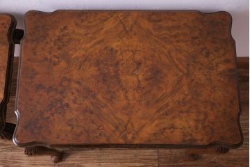 アンティーク家具　イギリスアンティーク　杢目と上品なデザインが美しいネストテーブル(サイドテーブル、カフェテーブル)