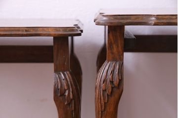 アンティーク家具　イギリスアンティーク　杢目と上品なデザインが美しいネストテーブル(サイドテーブル、カフェテーブル)