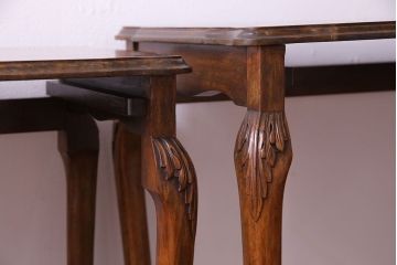 アンティーク家具　イギリスアンティーク　杢目と上品なデザインが美しいネストテーブル(サイドテーブル、カフェテーブル)