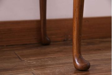 アンティーク家具　イギリスアンティーク　杢目と上品なデザインが美しいネストテーブル(サイドテーブル、カフェテーブル)