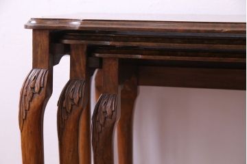 アンティーク家具　イギリスアンティーク　杢目と上品なデザインが美しいネストテーブル(サイドテーブル、カフェテーブル)