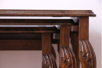 アンティーク家具　イギリスアンティーク　杢目と上品なデザインが美しいネストテーブル(サイドテーブル、カフェテーブル)