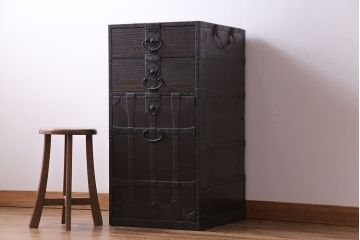 アンティーク家具　和製アンティーク　希少品!重厚な帯金具が印象的なかくし付き帳場箪笥(行商箪笥、船箪笥)