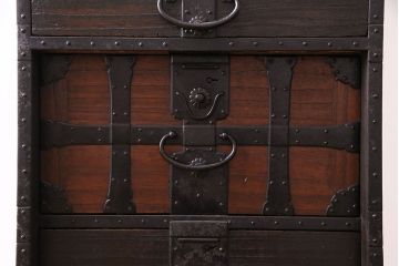 アンティーク家具　和製アンティーク　希少品!重厚な帯金具が印象的なかくし付き帳場箪笥(行商箪笥、船箪笥)