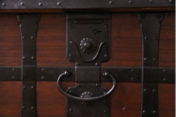 アンティーク家具　和製アンティーク　希少品!重厚な帯金具が印象的なかくし付き帳場箪笥(行商箪笥、船箪笥)
