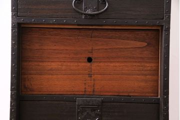 アンティーク家具　和製アンティーク　希少品!重厚な帯金具が印象的なかくし付き帳場箪笥(行商箪笥、船箪笥)