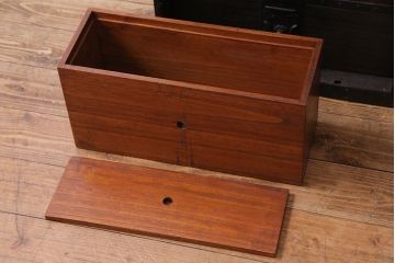 アンティーク家具　和製アンティーク　希少品!重厚な帯金具が印象的なかくし付き帳場箪笥(行商箪笥、船箪笥)