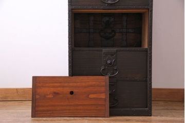 アンティーク家具　和製アンティーク　希少品!重厚な帯金具が印象的なかくし付き帳場箪笥(行商箪笥、船箪笥)
