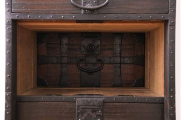 アンティーク家具　和製アンティーク　希少品!重厚な帯金具が印象的なかくし付き帳場箪笥(行商箪笥、船箪笥)