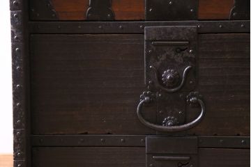アンティーク家具　和製アンティーク　希少品!重厚な帯金具が印象的なかくし付き帳場箪笥(行商箪笥、船箪笥)