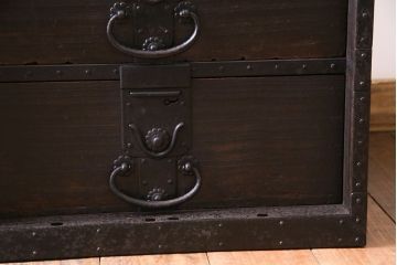 アンティーク家具　和製アンティーク　希少品!重厚な帯金具が印象的なかくし付き帳場箪笥(行商箪笥、船箪笥)