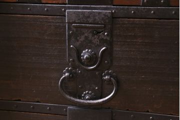アンティーク家具　和製アンティーク　希少品!重厚な帯金具が印象的なかくし付き帳場箪笥(行商箪笥、船箪笥)