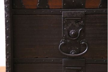 アンティーク家具　和製アンティーク　希少品!重厚な帯金具が印象的なかくし付き帳場箪笥(行商箪笥、船箪笥)