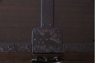 アンティーク家具　和製アンティーク　希少品!重厚な帯金具が印象的なかくし付き帳場箪笥(行商箪笥、船箪笥)