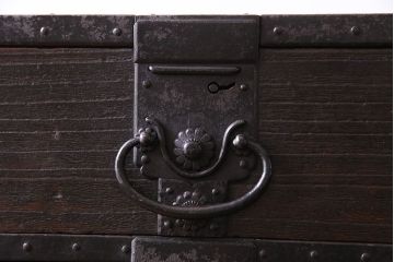 アンティーク家具　和製アンティーク　希少品!重厚な帯金具が印象的なかくし付き帳場箪笥(行商箪笥、船箪笥)
