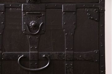 アンティーク家具　和製アンティーク　希少品!重厚な帯金具が印象的なかくし付き帳場箪笥(行商箪笥、船箪笥)