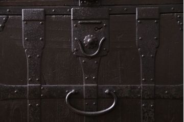 アンティーク家具　和製アンティーク　希少品!重厚な帯金具が印象的なかくし付き帳場箪笥(行商箪笥、船箪笥)