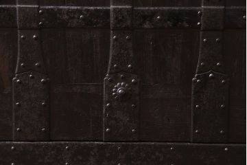 アンティーク家具　和製アンティーク　希少品!重厚な帯金具が印象的なかくし付き帳場箪笥(行商箪笥、船箪笥)