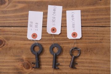 アンティーク家具　和製アンティーク　希少品!重厚な帯金具が印象的なかくし付き帳場箪笥(行商箪笥、船箪笥)