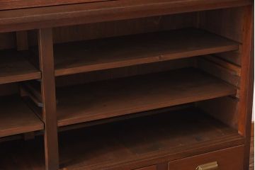 レトロ家具　銀モールガラスがレトロな雰囲気を高める重ね食器棚(水屋収納棚、戸棚)