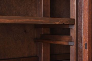 レトロ家具　銀モールガラスがレトロな雰囲気を高める重ね食器棚(水屋収納棚、戸棚)