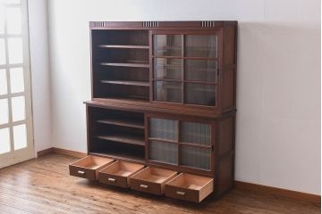 レトロ家具　銀モールガラスがレトロな雰囲気を高める重ね食器棚(水屋収納棚、戸棚)