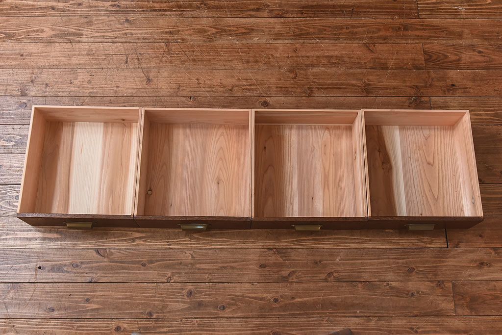 レトロ家具　銀モールガラスがレトロな雰囲気を高める重ね食器棚(水屋収納棚、戸棚)