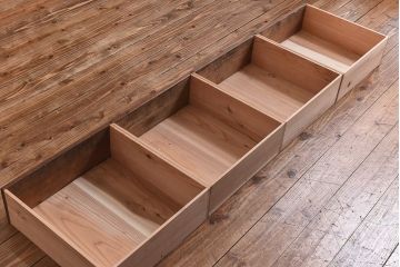 レトロ家具　銀モールガラスがレトロな雰囲気を高める重ね食器棚(水屋収納棚、戸棚)