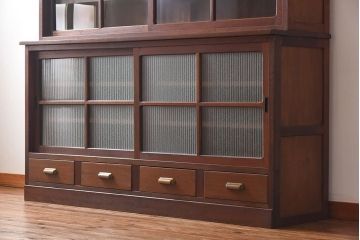 レトロ家具　銀モールガラスがレトロな雰囲気を高める重ね食器棚(水屋収納棚、戸棚)