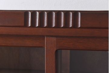 レトロ家具　銀モールガラスがレトロな雰囲気を高める重ね食器棚(水屋収納棚、戸棚)