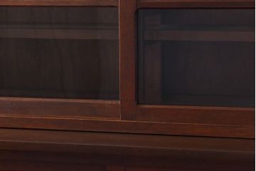 レトロ家具　銀モールガラスがレトロな雰囲気を高める重ね食器棚(水屋収納棚、戸棚)