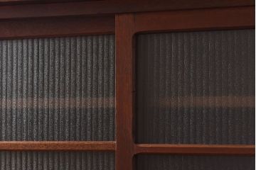 レトロ家具　銀モールガラスがレトロな雰囲気を高める重ね食器棚(水屋収納棚、戸棚)