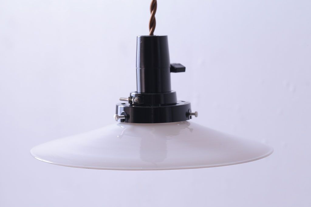 昭和レトロ　清潔感のある白ガラスが魅力のシンプルなペンダントライト(天井照明、吊り下げ照明)(3)