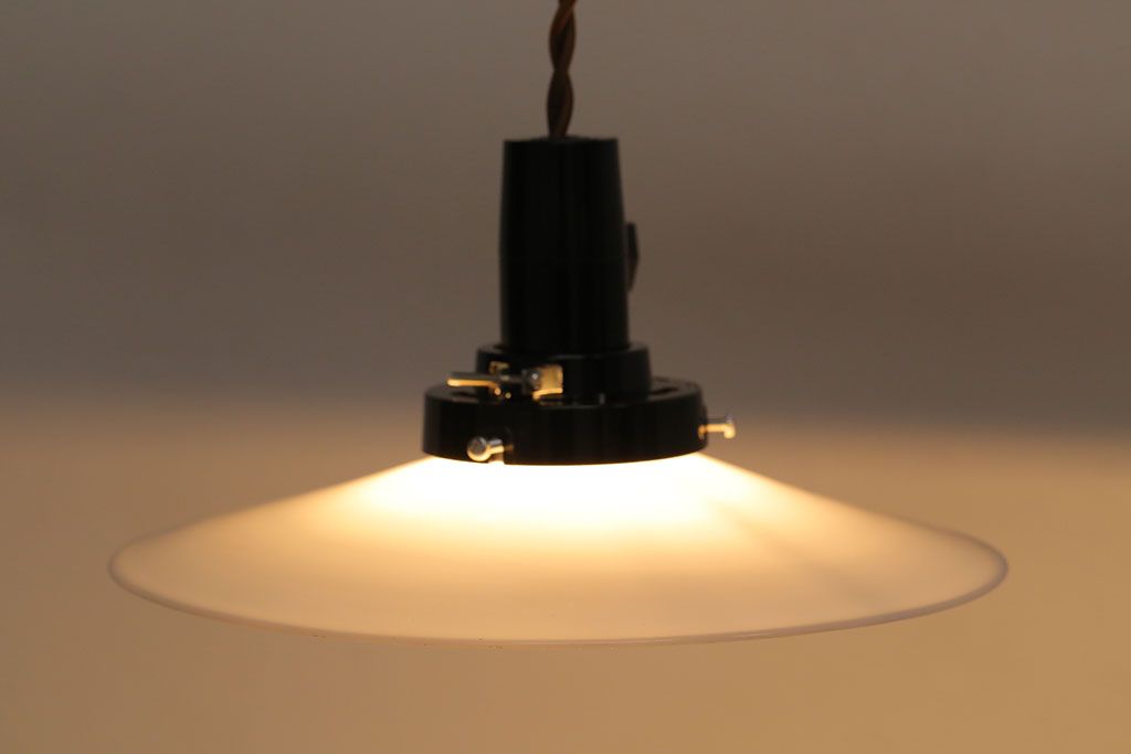 昭和レトロ　清潔感のある白ガラスが魅力のシンプルなペンダントライト(天井照明、吊り下げ照明)(3)