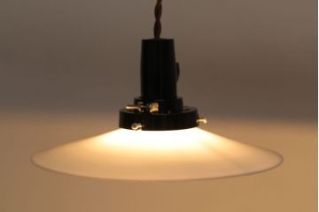 昭和レトロ　清潔感のある白ガラスが魅力のシンプルなペンダントライト(天井照明、吊り下げ照明)(3)