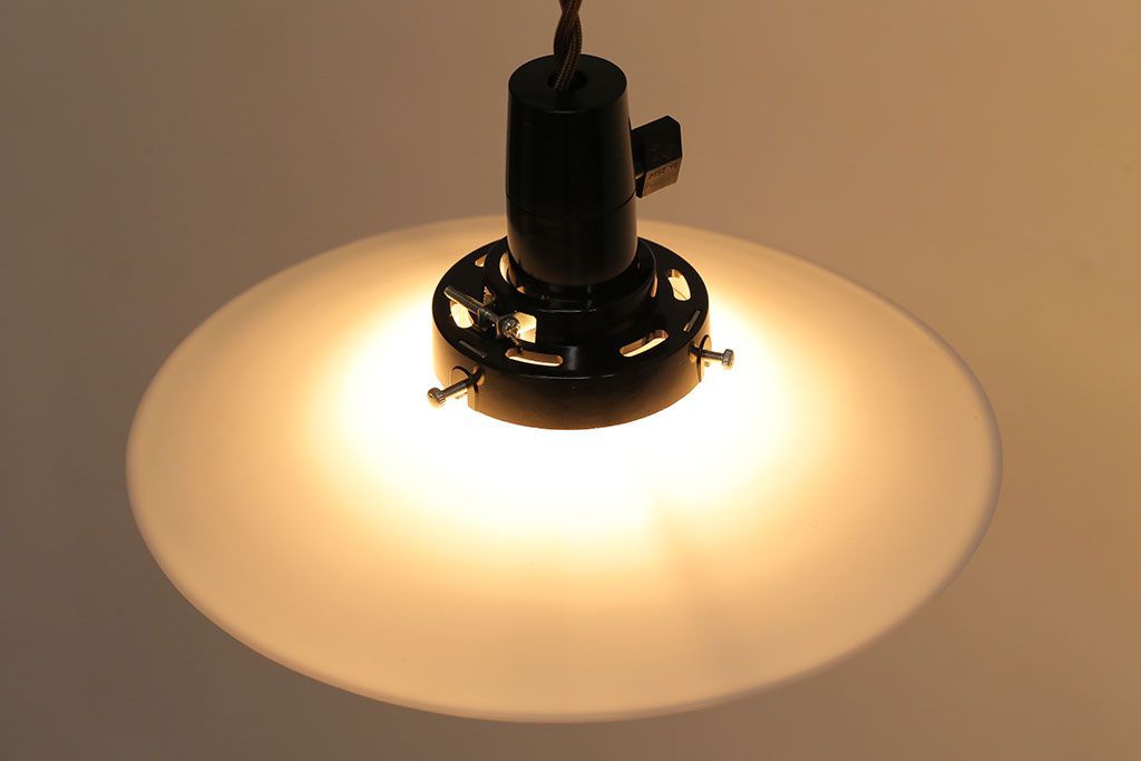 昭和レトロ　清潔感のある白ガラスが魅力のシンプルなペンダントライト(天井照明、吊り下げ照明)(3)