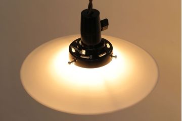 昭和レトロ　清潔感のある白ガラスが魅力のシンプルなペンダントライト(天井照明、吊り下げ照明)(3)