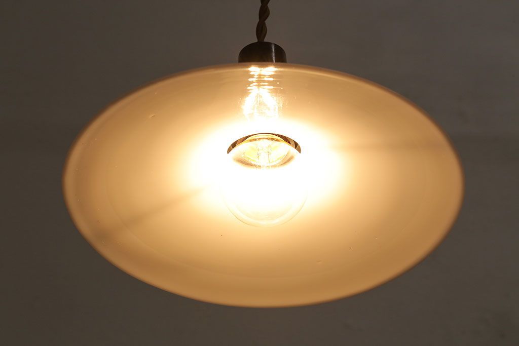 昭和レトロ　清潔感のある白ガラスが魅力のシンプルなペンダントライト(天井照明、吊り下げ照明)(3)