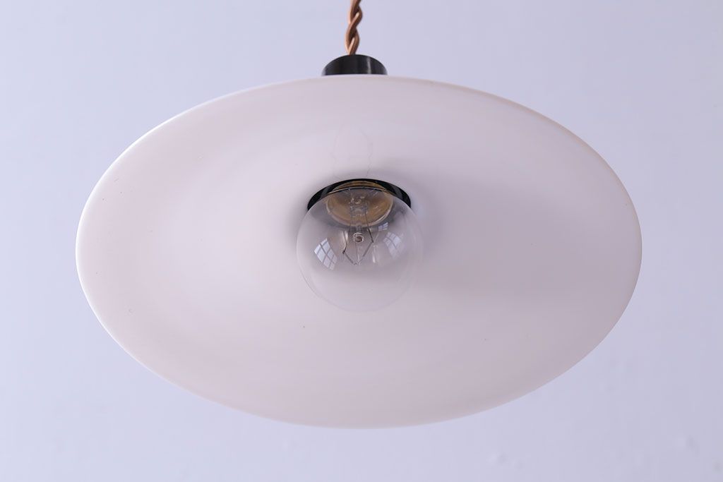 昭和レトロ　清潔感のある白ガラスが魅力のシンプルなペンダントライト(天井照明、吊り下げ照明)(3)