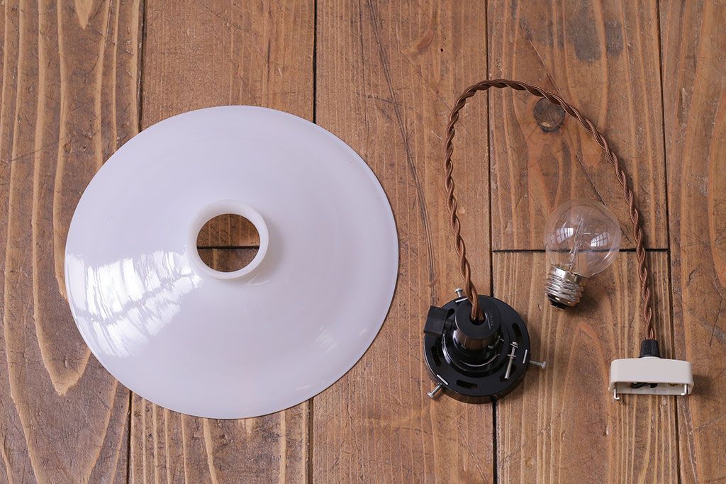 昭和レトロ　清潔感のある白ガラスが魅力のシンプルなペンダントライト(天井照明、吊り下げ照明)(3)