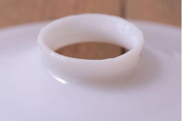 昭和レトロ　清潔感のある白ガラスが魅力のシンプルなペンダントライト(天井照明、吊り下げ照明)(3)