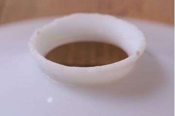 昭和レトロ　清潔感のある白ガラスが魅力のシンプルなペンダントライト(天井照明、吊り下げ照明)
