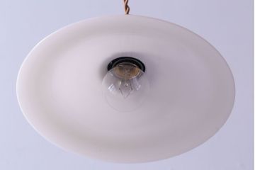 昭和レトロ　清潔感のある白ガラスが魅力のシンプルなペンダントライト(天井照明、吊り下げ照明)