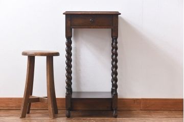 アンティーク雑貨　イギリスアンティーク　ツイストレッグが上品なオーク材のサイドテーブル(花台)