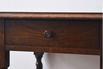 アンティーク雑貨　イギリスアンティーク　ツイストレッグが上品なオーク材のサイドテーブル(花台)