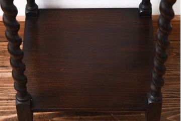 アンティーク雑貨　イギリスアンティーク　ツイストレッグが上品なオーク材のサイドテーブル(花台)