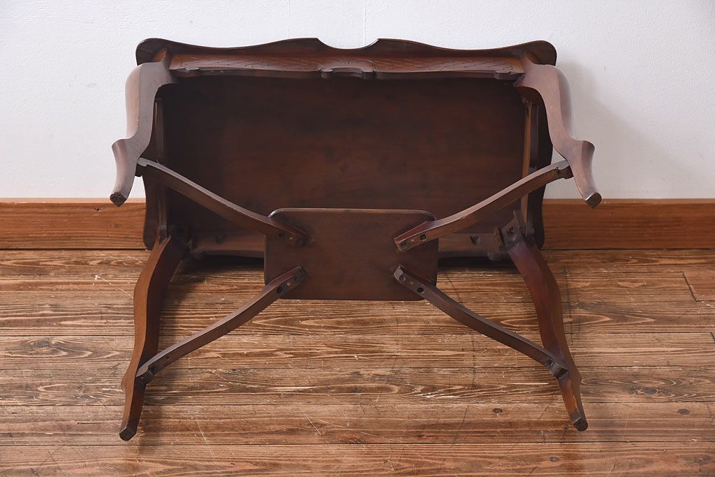 アンティーク雑貨　イギリス家具　ウォールナット材　華奢なシルエットが美しいサイドテーブル(花台)