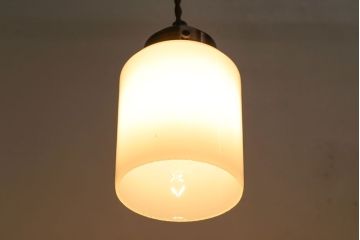 昭和中期　肩の丸みが愛らしいレトロな筒形シェードのペンダントライト(天井照明、吊り下げ照明)