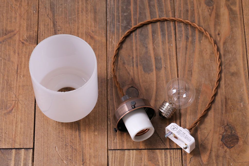 昭和中期　肩の丸みが愛らしいレトロな筒形シェードのペンダントライト(天井照明、吊り下げ照明)